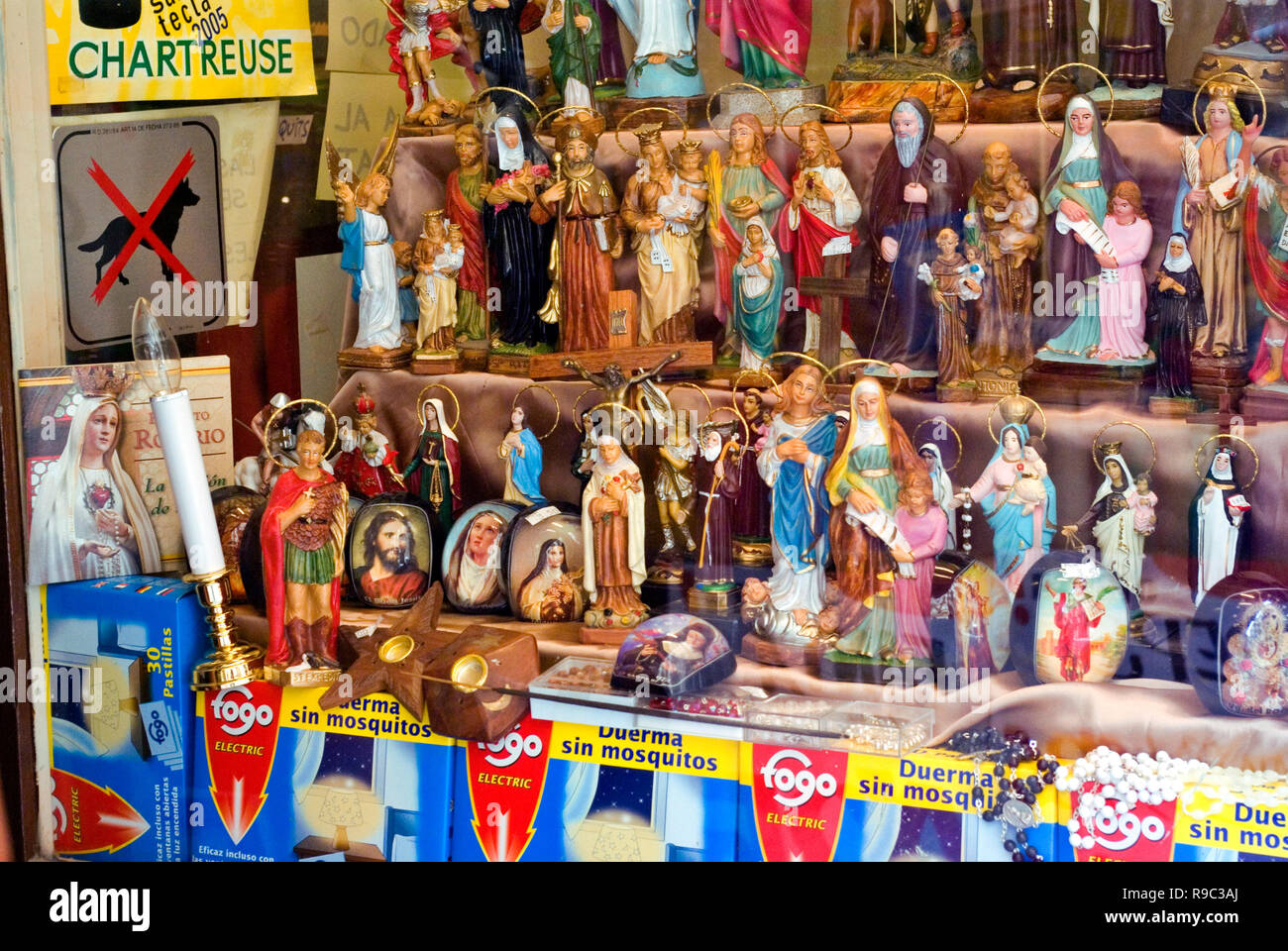 Artículos Religiosos para la venta, España Fotografía de stock Alamy