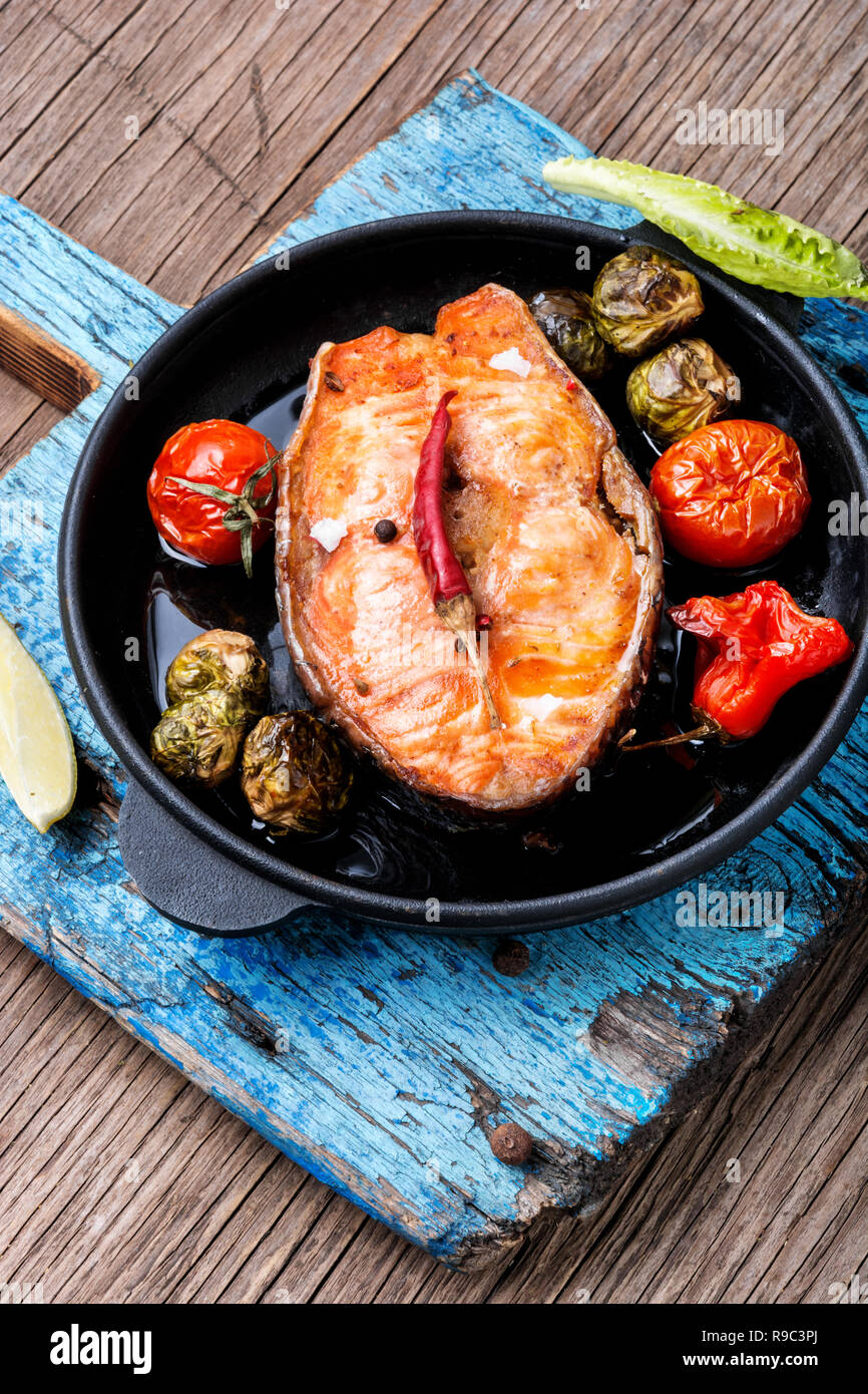 Filete de pescado con guarnición de verduras.alimento para peces.Mariscos  salmón al horno Fotografía de stock - Alamy