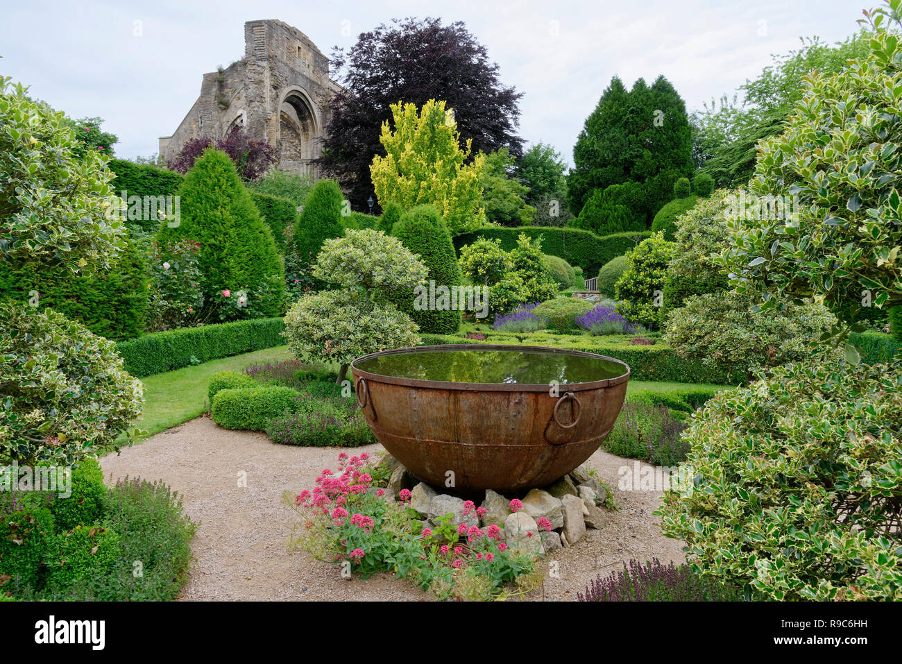 Característica del agua, los jardines de la casa de la Abadía, Malmesbury, Wiltshire Foto de stock