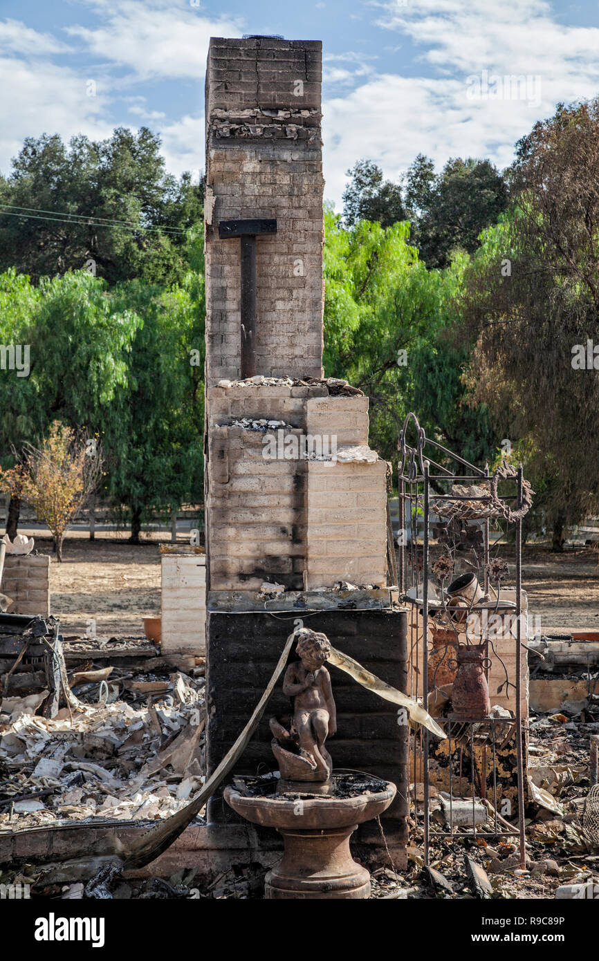 Hogar destruido cerca de Kanan Road. La Woolsey wildfire comenzó el 8 de noviembre de 2018, y ha quemado más de 98.000 hectáreas de tierra, destruyó un estimado de 1,10 Foto de stock