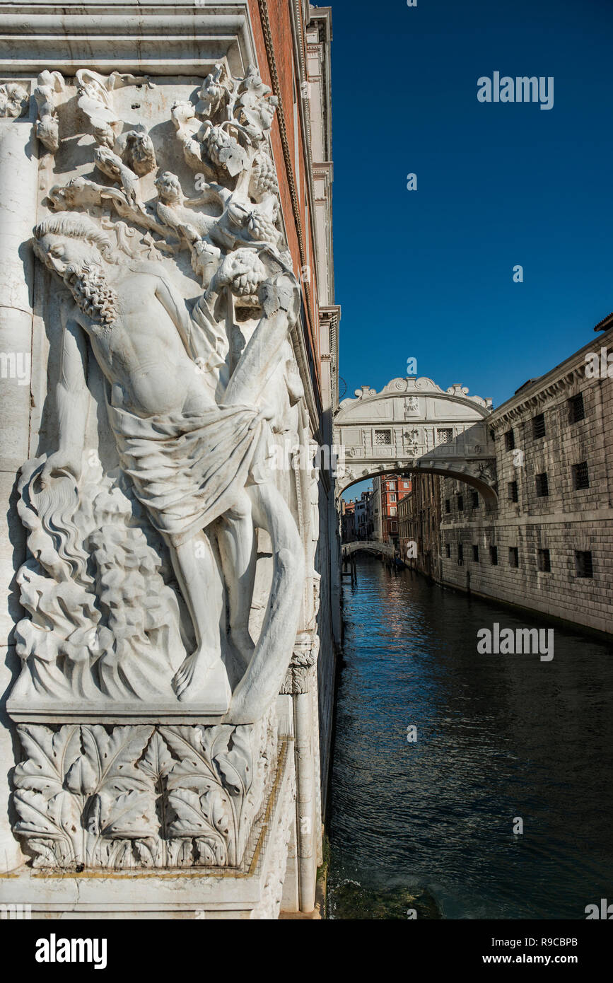 Imagen Noé embriagado con el puente de los Suspiros, la manera de calabozo, en la espalda, Venecia, Italia. Foto de stock