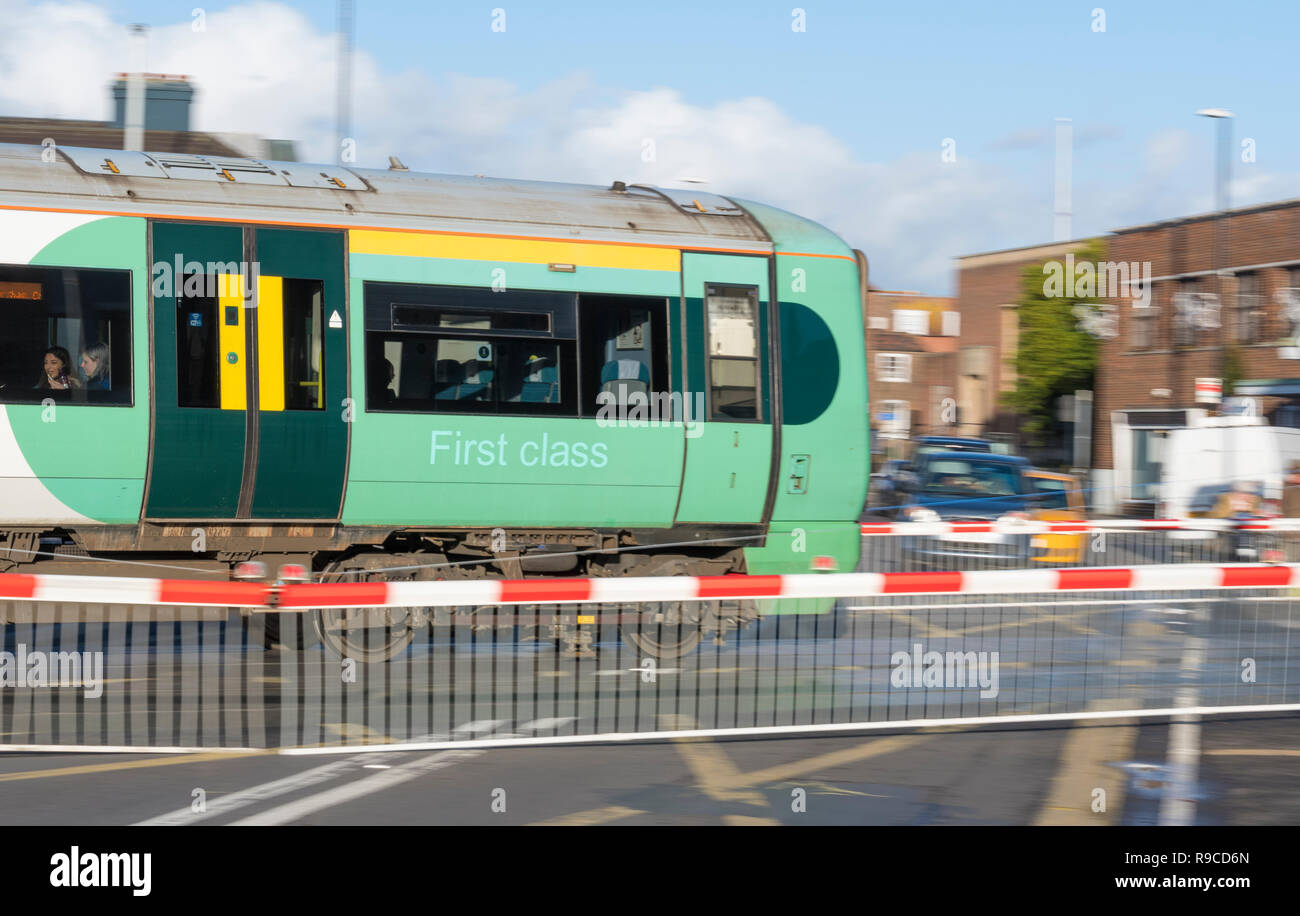 Clase de ferrocarril Sur 377 Electrostar locomotora y carro de primera clase en un tren en un paso a nivel en West Sussex, Inglaterra, Reino Unido. Clase 377 loco. Foto de stock