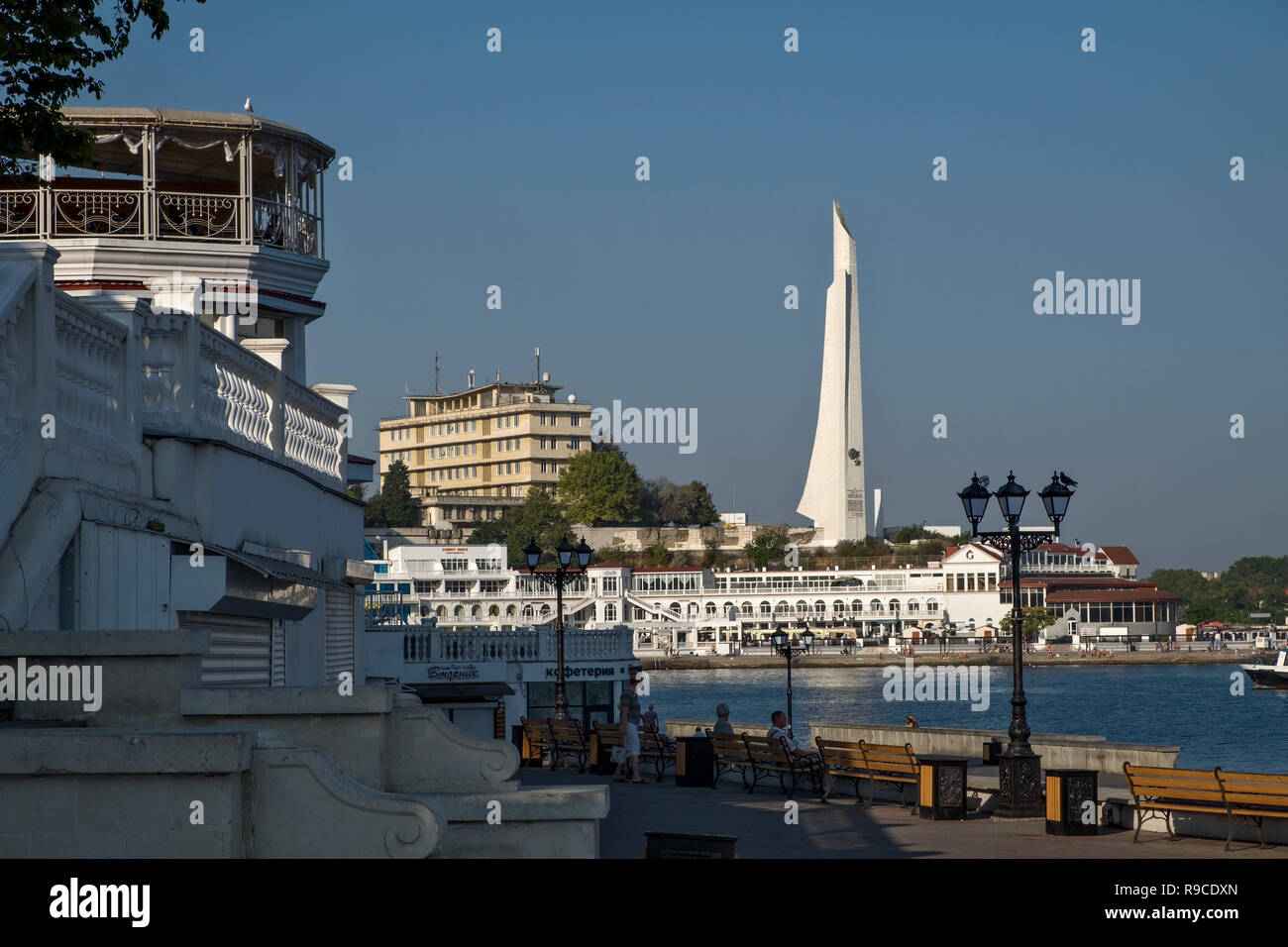 Sebastopol / Crimea - 31 Agosto 2018: terraplén y bayoneta y monumento de Vela Foto de stock