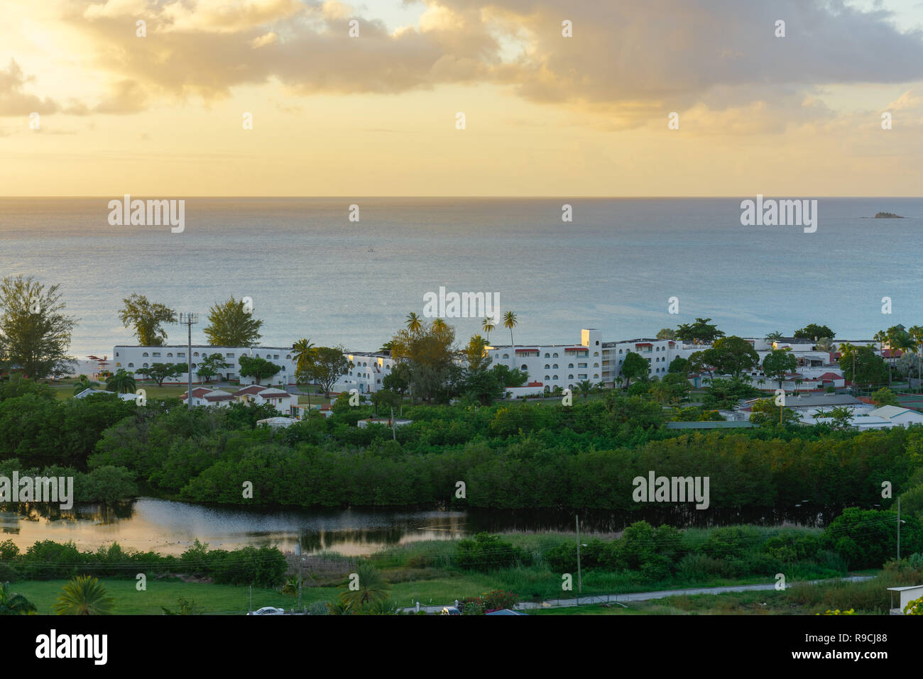 Jolly Beach Resort al atardecer en Antigua. Foto de stock
