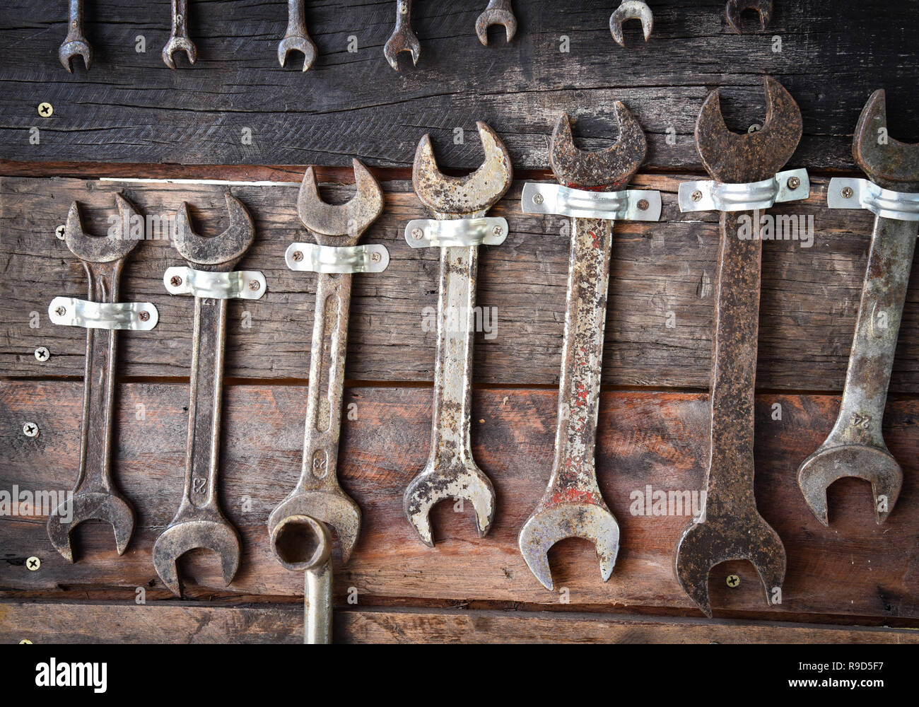 Artesano llave herramienta manual / automático mecánico de servicio  antiguas herramientas con llave en la pared de madera - establecer herramientas  mecánicas artesano utilizando para trabajar o reparar Fotografía de stock -  Alamy