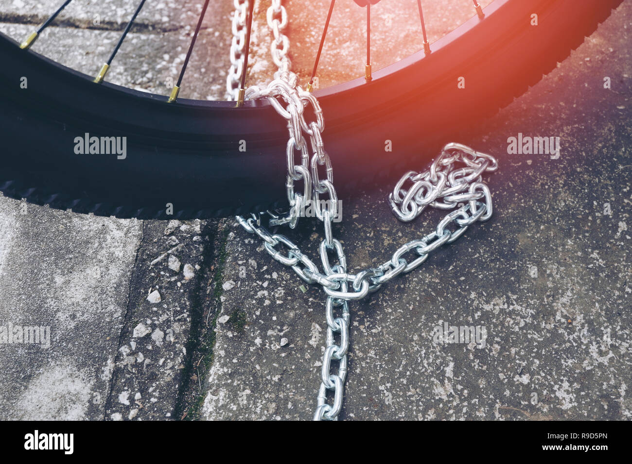 Bloqueo de rueda cadena / bloqueo de seguridad antirrobo de rueda de  bicicleta con el eslabón de la cadena de metal Fotografía de stock - Alamy