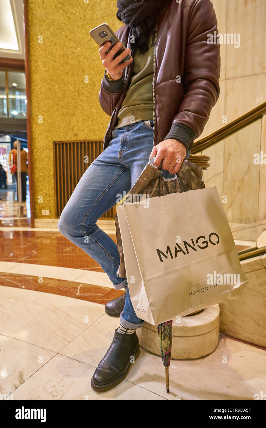 Milán, - CIRCA noviembre, 2017: un hombre pie con una marca de bolsa de compras en la tienda de Zara en Milán Fotografía de stock - Alamy