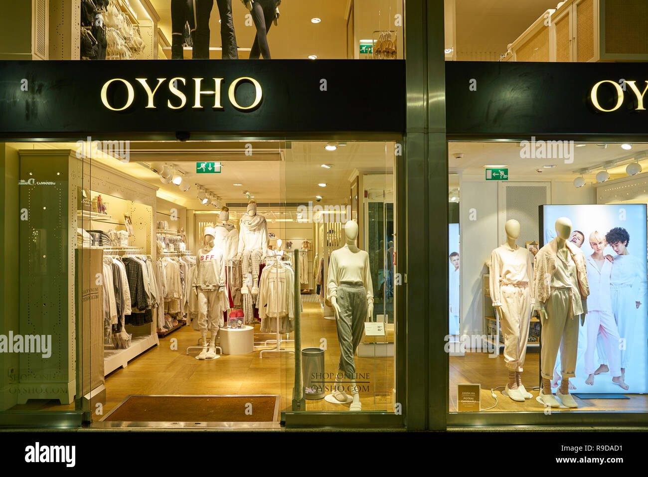 Milán, Italia - CIRCA noviembre, 2017: shopfront de Oysho tienda en Milán.  Oysho es una tienda de ropa española especializada en la mujer y homewear  bajo Fotografía de stock - Alamy