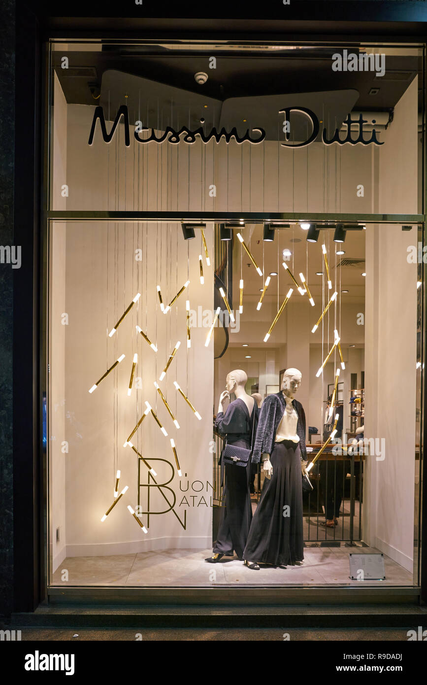 Milán, Italia - CIRCA noviembre, 2017: tienda escaparate de prendas de  vestir en un Massimo Dutti en Milán, Italia Fotografía de stock - Alamy