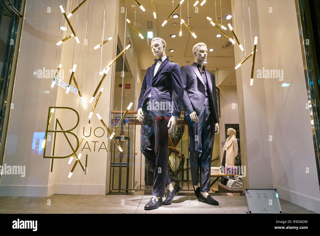 Milán, Italia - CIRCA noviembre, 2017: tienda escaparate de prendas de  vestir en un Massimo Dutti en Milán, Italia Fotografía de stock - Alamy