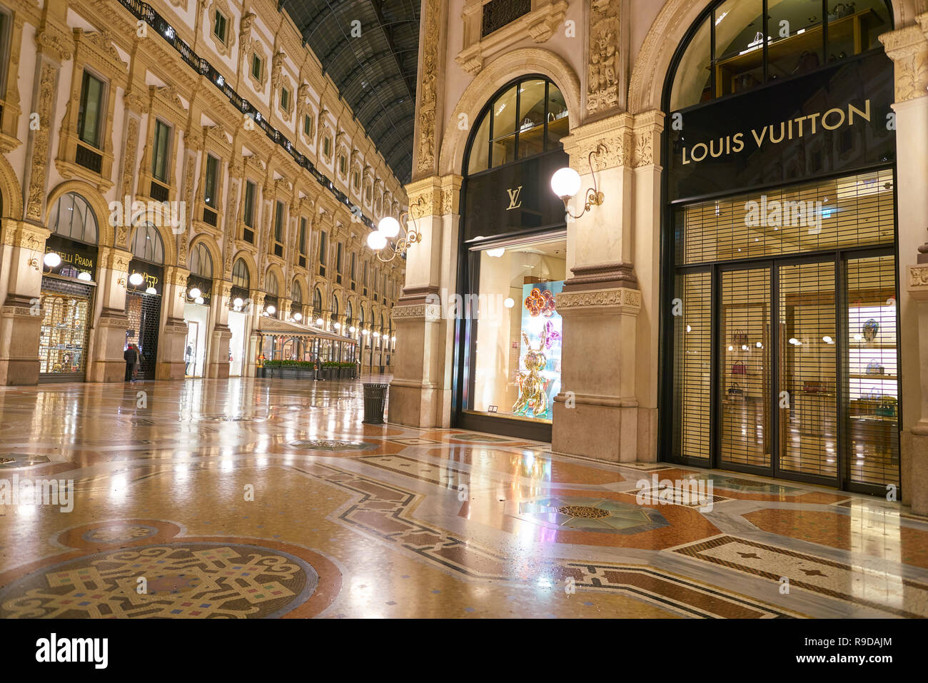 Milán, Italia - CIRCA noviembre, 2017: Louis Vuitton tienda a la Galleria  Vittorio Emanuele II, en la noche Fotografía de stock - Alamy