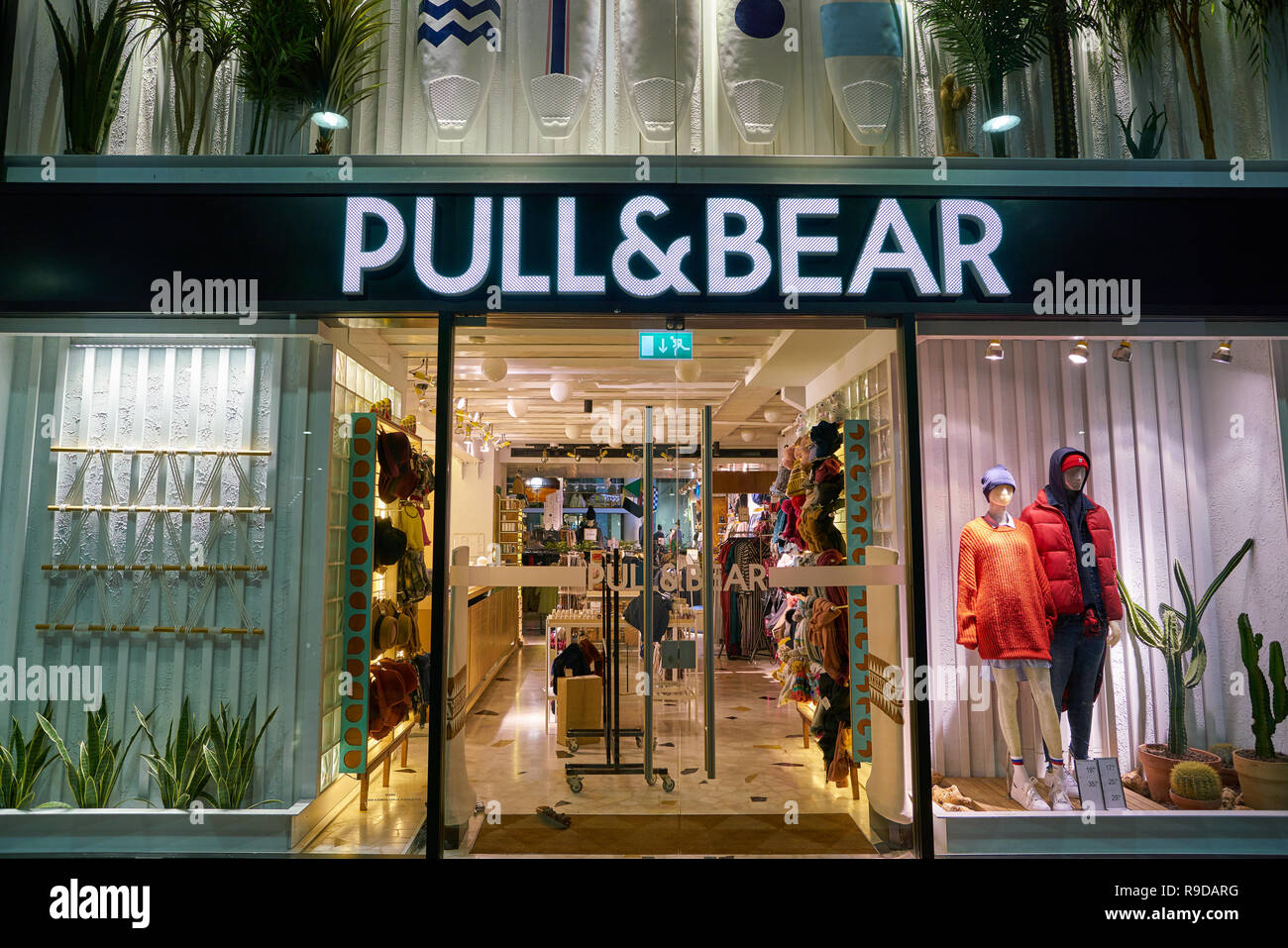 Milán, Italia - CIRCA noviembre, 2017: Entrada en Pull \u0026 Bear tienda en  Milán. Pull \u0026 Bear es una tienda de ropa y accesorios Español basado en  Narón, Ga Fotografía de stock - Alamy