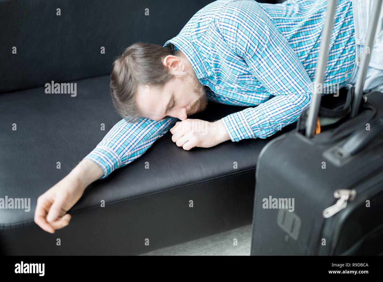 Person sleeping suitcase traveler fotografías e imágenes de alta resolución  - Alamy