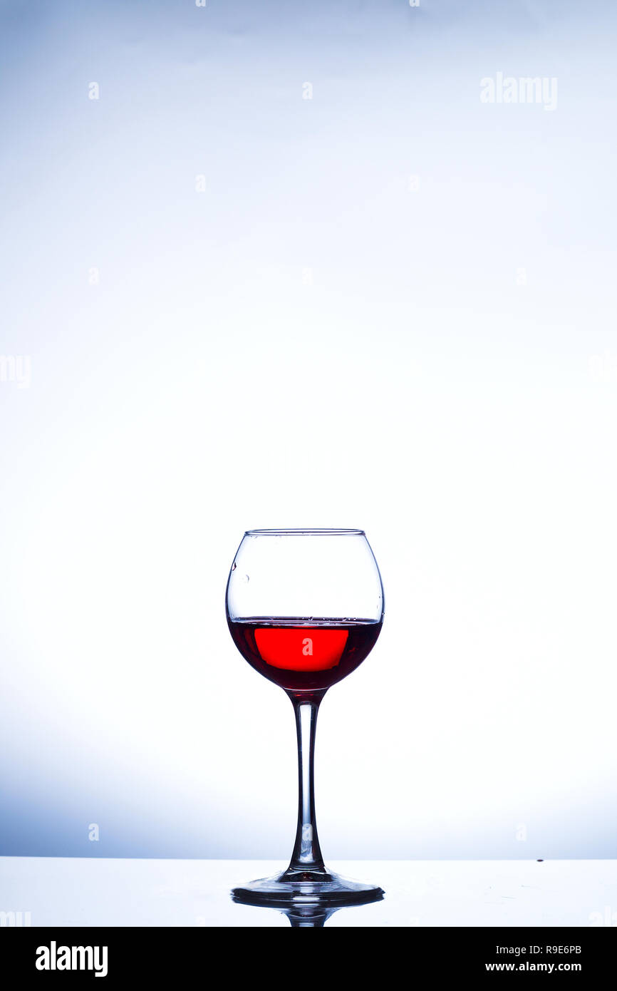 Salpicaduras de vino en vidrio, acrílico, iluminación de estudio de fondo Foto de stock