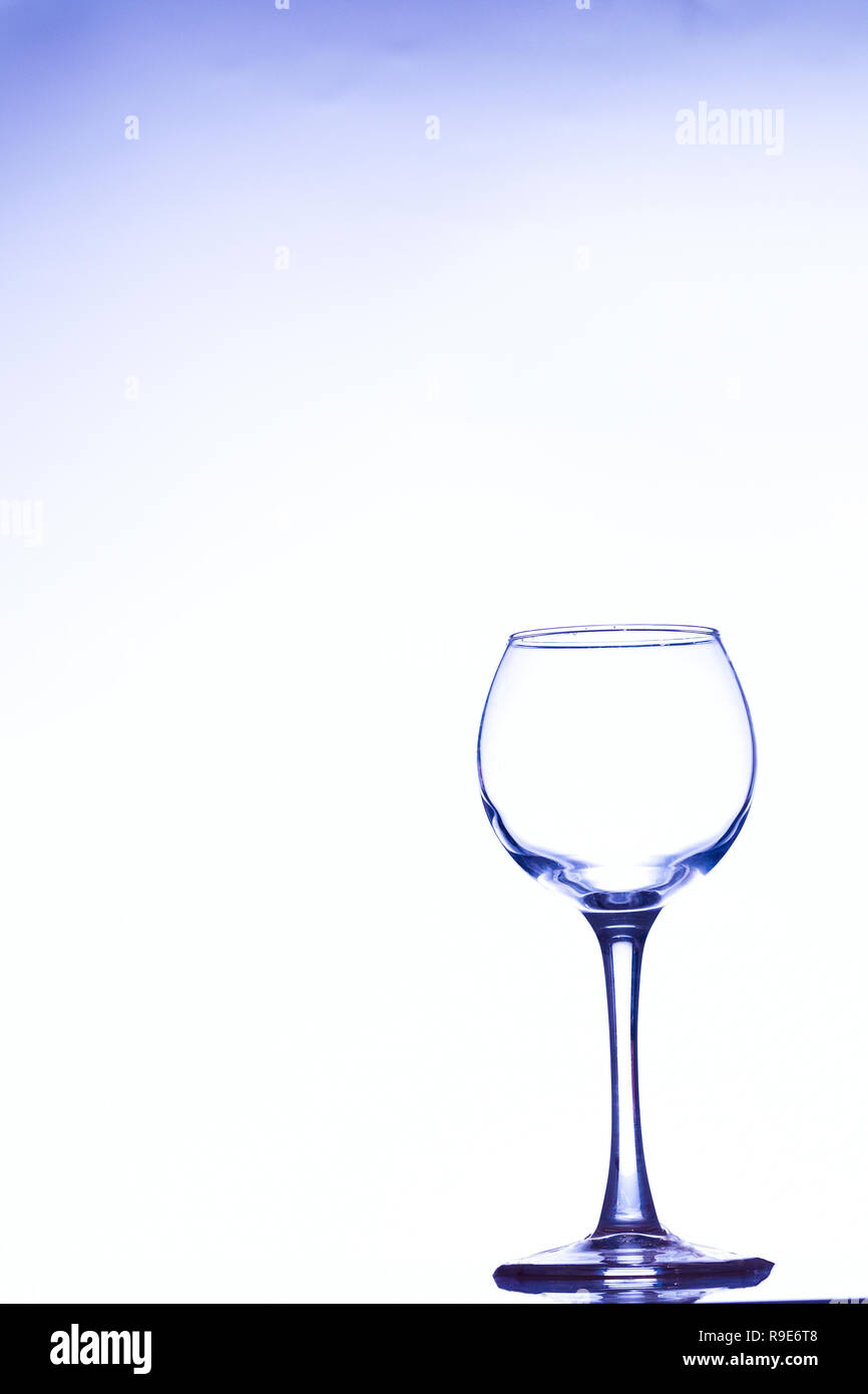 Verter el vino de una botella en un vaso, iluminación de estudio Foto de stock