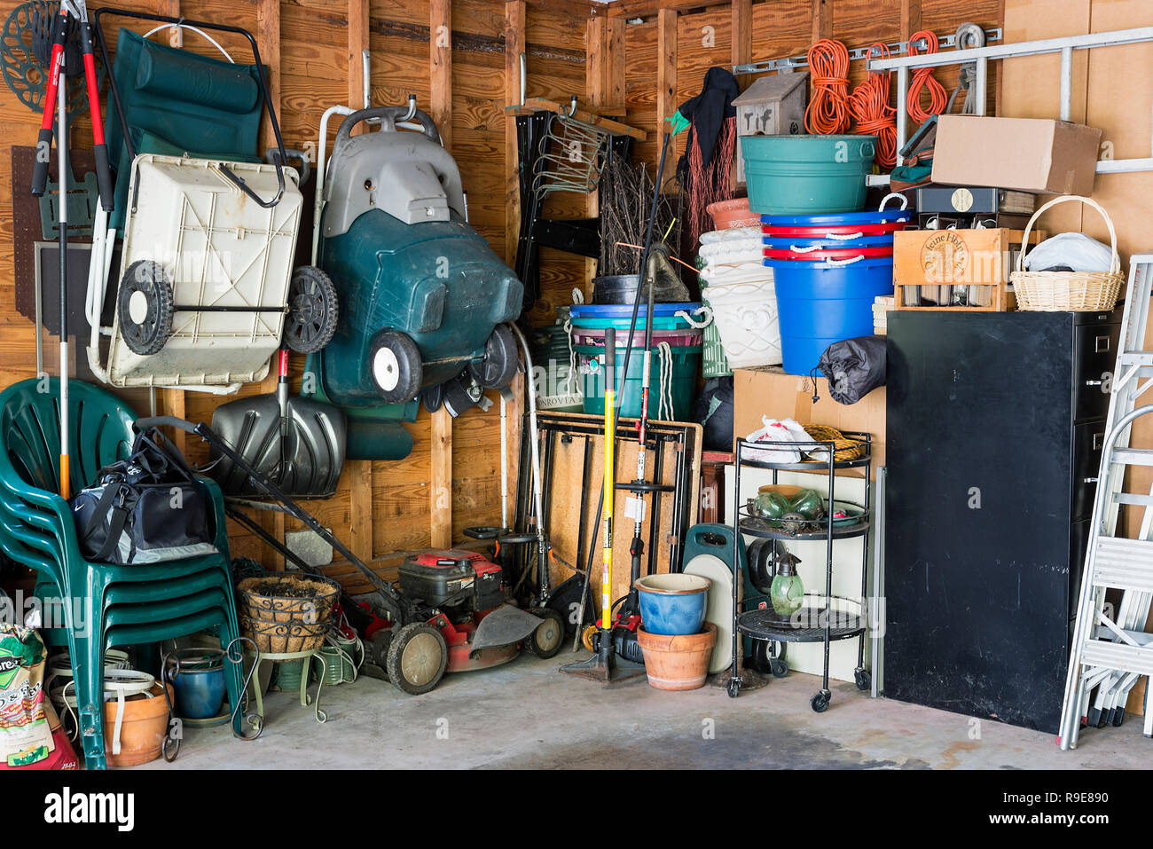 Desordenado garaje interior de almacenamiento. Foto de stock