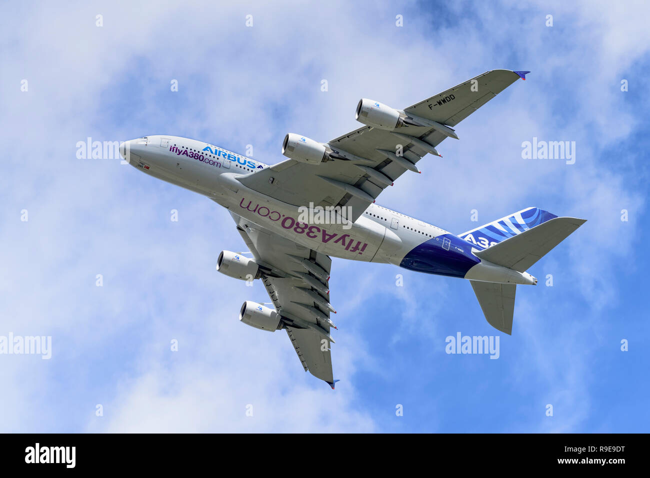 Avión de pasajeros Airbus A380 muestra su cara inferior y superficies de control de vuelo durante un limpio pase de derecha a izquierda. Foto de stock