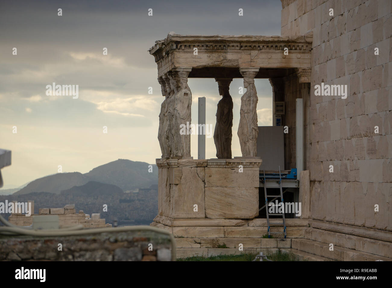 Esta vista del cielo iluminado por la ciudad moderna de Atenas, visto a través de las columnas del antiguo Templo de Atenea Niké era imposible poner en palabras Foto de stock