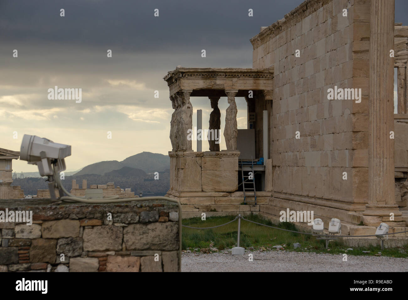 Esta vista del cielo iluminado por la ciudad moderna de Atenas, visto a través de las columnas del antiguo Templo de Atenea Niké era imposible poner en palabras Foto de stock