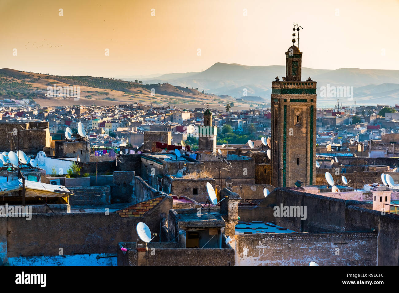 Paisaje urbano vistas sobre los tejados de Medina más grande en Fes, Marruecos, África Foto de stock