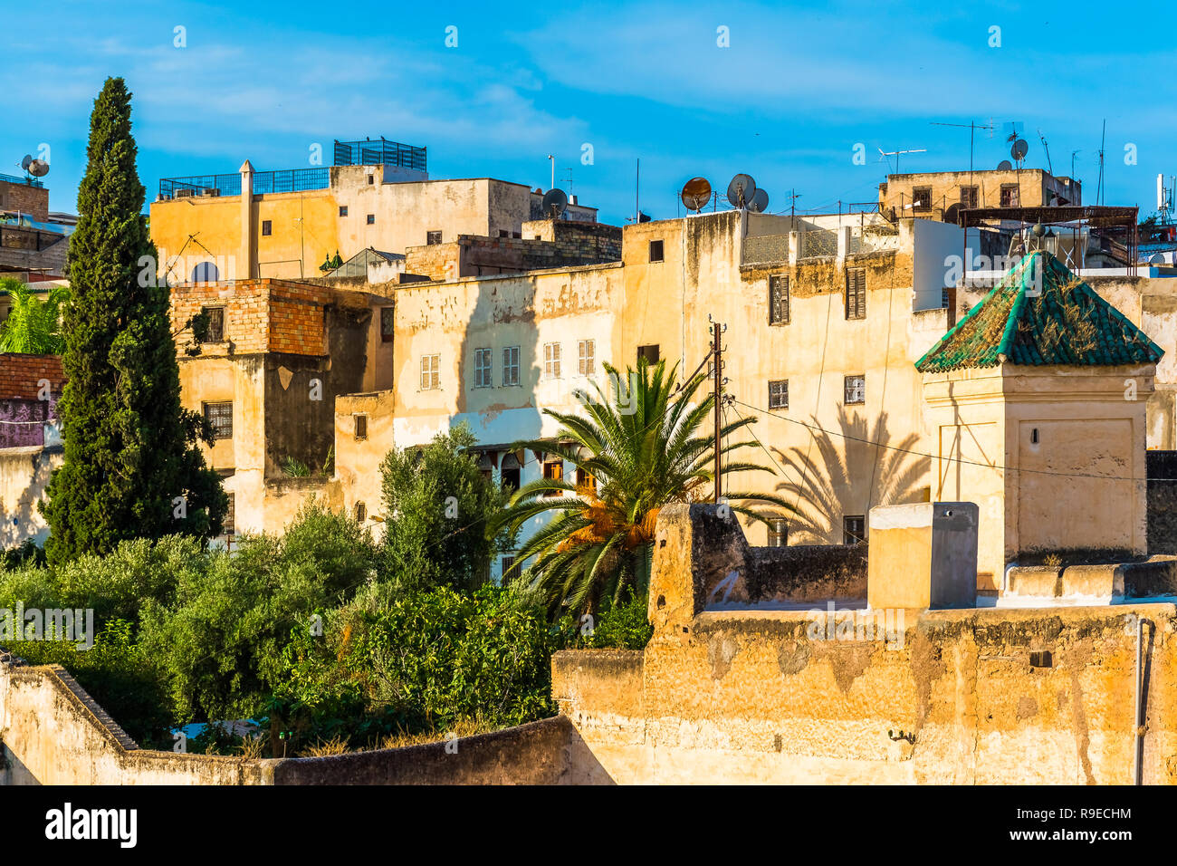 Paisaje urbano vistas sobre los tejados de Medina más grande en Fes, Marruecos, África Foto de stock