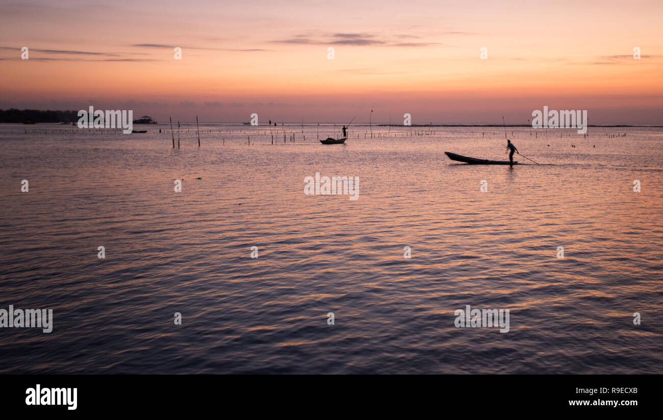 Puesta de sol vista al mar desde la isla de Nusa Lembongan, Indonesia Foto de stock