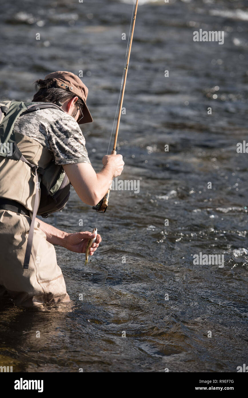 Aubenas (sureste de Francia): el pescador con mosca en el río Ardèche. Foto de stock