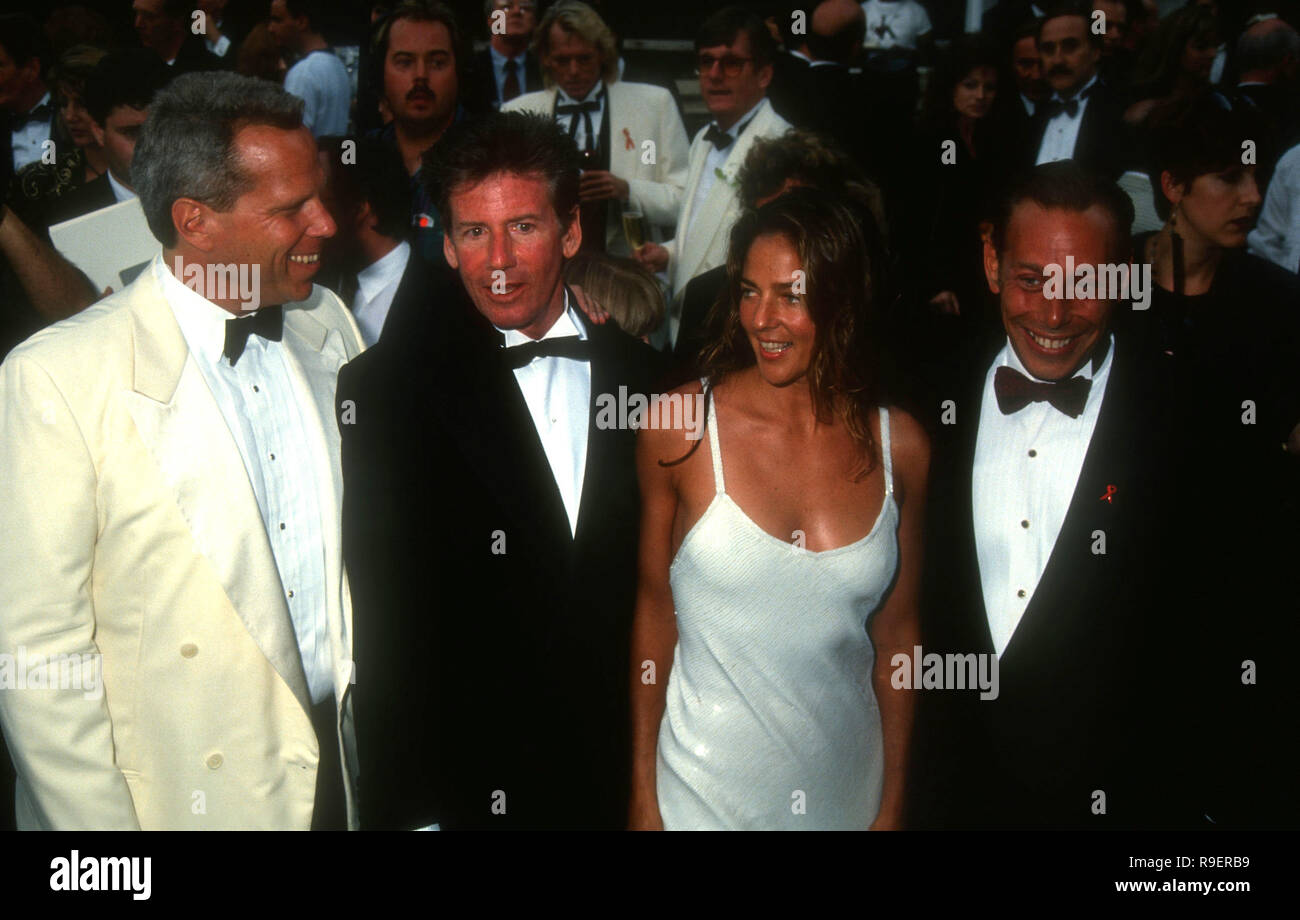 HOLLYWOOD, CA - 3 de junio: (L-R) productor Steve Tisch, diseñador de  moda/homenajeado Calvin Klein, esposa Kelly Rector y del APLA Leonard Bloom  asistir a la séptima anual de la industria de