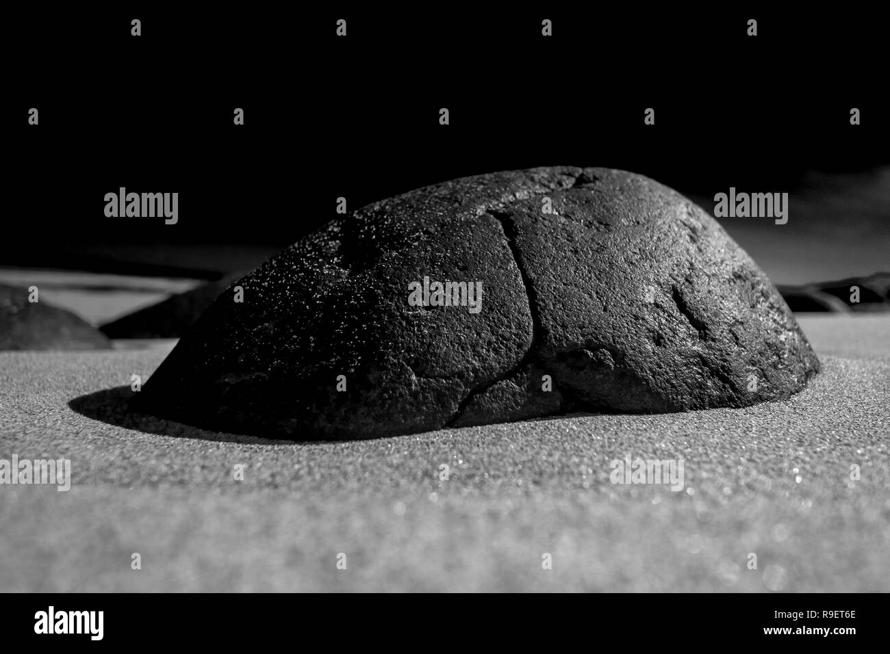 Fotografía en blanco y negro de las rocas de ángulo inusual Foto de stock