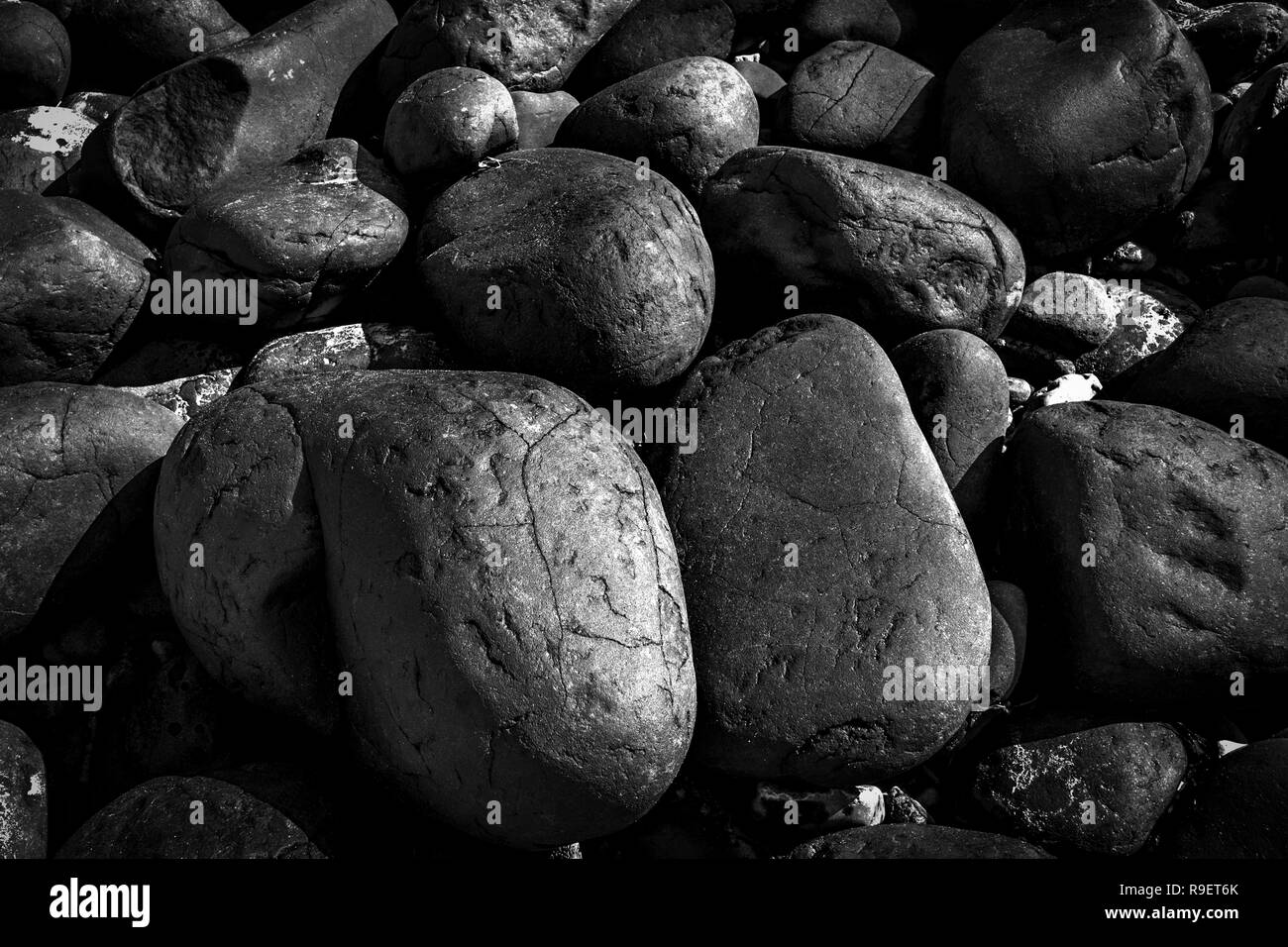 Fotografía en blanco y negro de las rocas de ángulo inusual Foto de stock