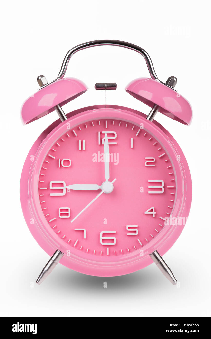Rosa reloj alarma con las manos a las 9 am o pm aislado sobre un fondo  blanco Fotografía de stock - Alamy