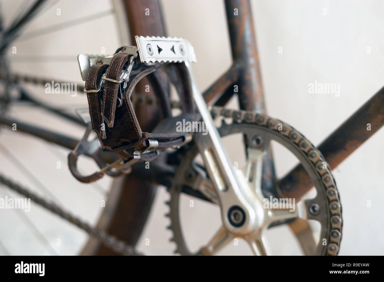 Pedal de bicicleta vintage con toe clip Fotografía de stock - Alamy