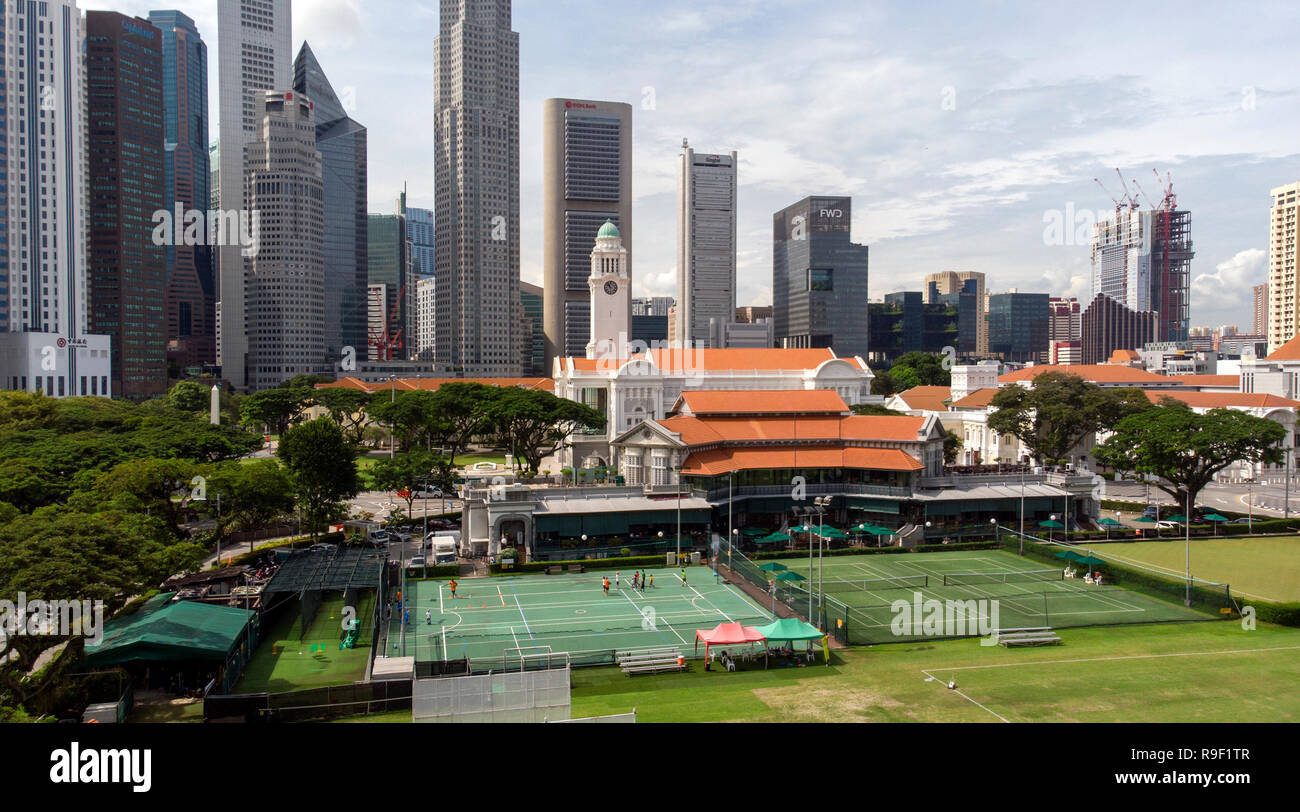 Vista aérea de Padang y Singapur Sports Club en frente de las torres del distrito financiero Foto de stock