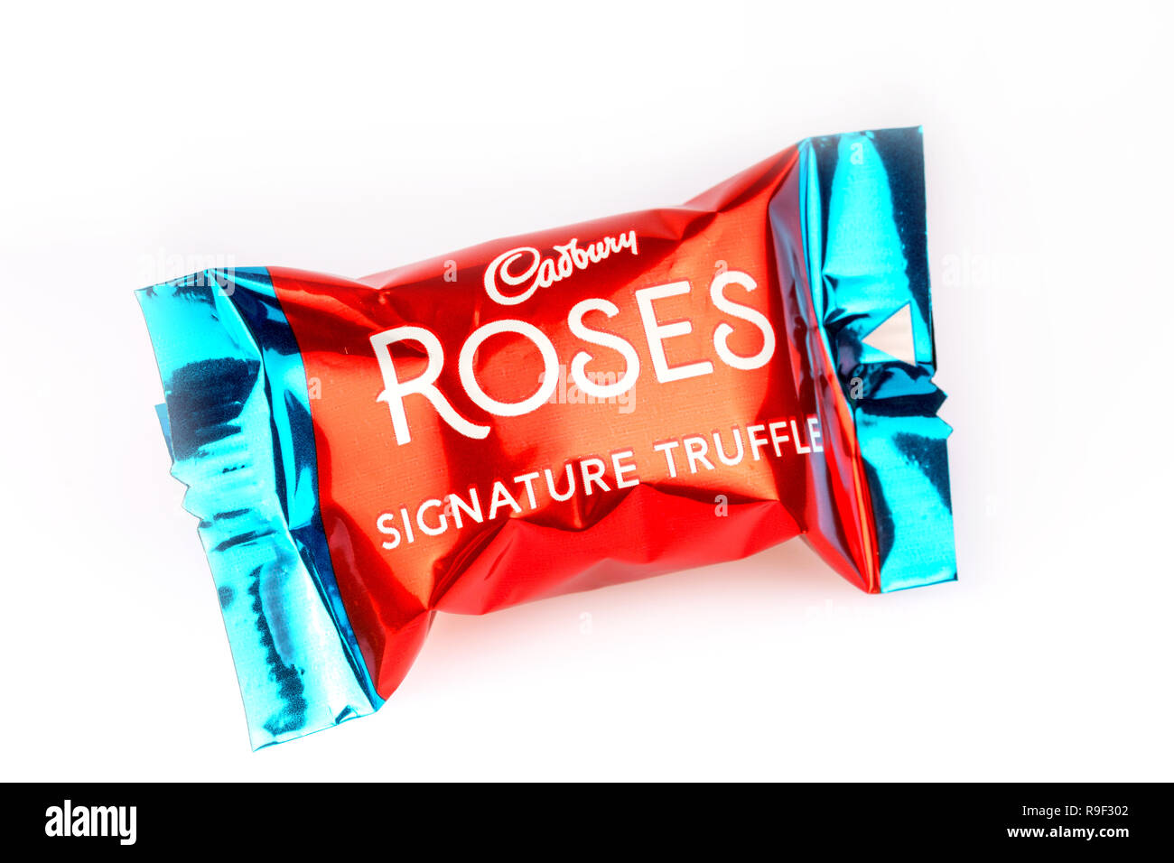 La firma trufas de chocolate Cadbury's Rosas sobre un fondo blanco. Foto de stock