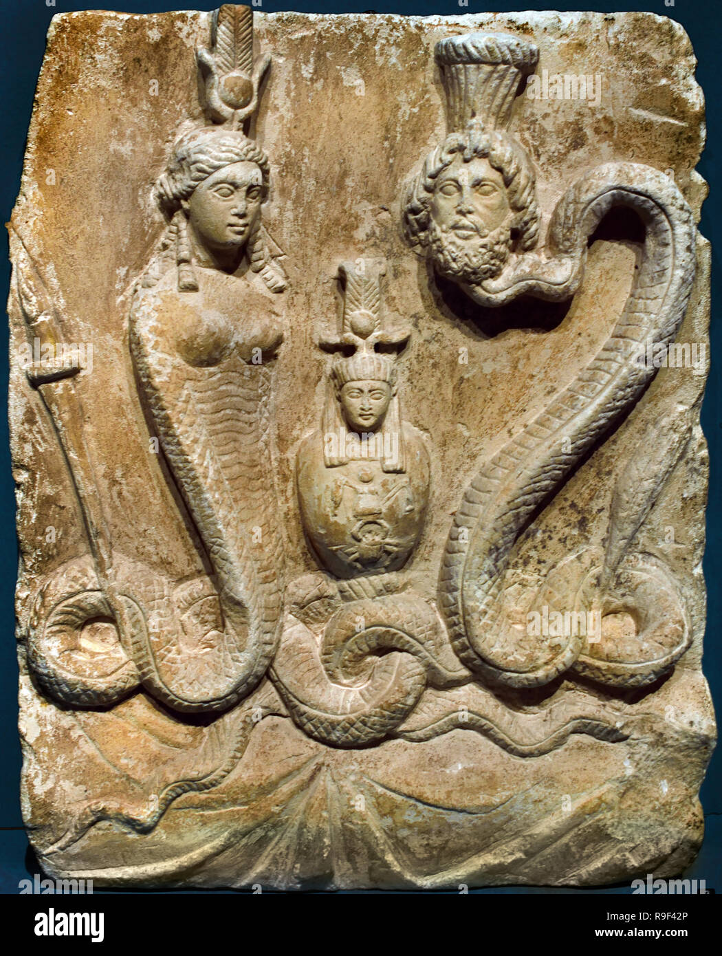 Estela con Isis, Osiris y Canopus y serpiente. caliza de 46 x 37 x 10,5 cm , Período grecorromano 332 BC-395 AD Egipto, egipcio. Foto de stock