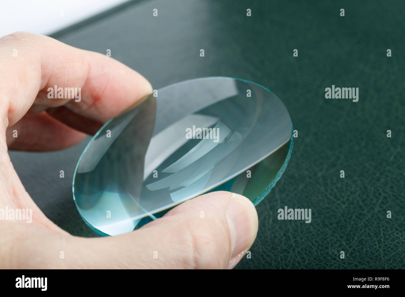 Lente convexa de óptica, lentes de cristal de cerca. Foto de stock