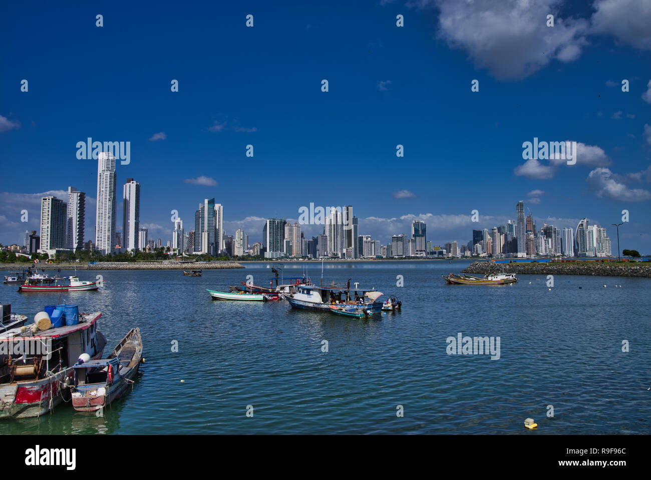 Ciudad de Panamá, Panamá, con rascacielos Skyline costal Foto de stock