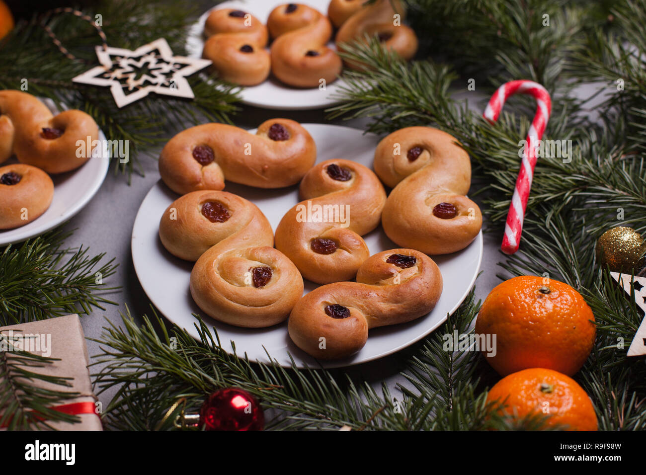 Navidad Sueca tradicional Azafrán Buns lussebulle lussekatt (O). Navidad en sueco. Fondo oscuro, decoración navideña Foto de stock