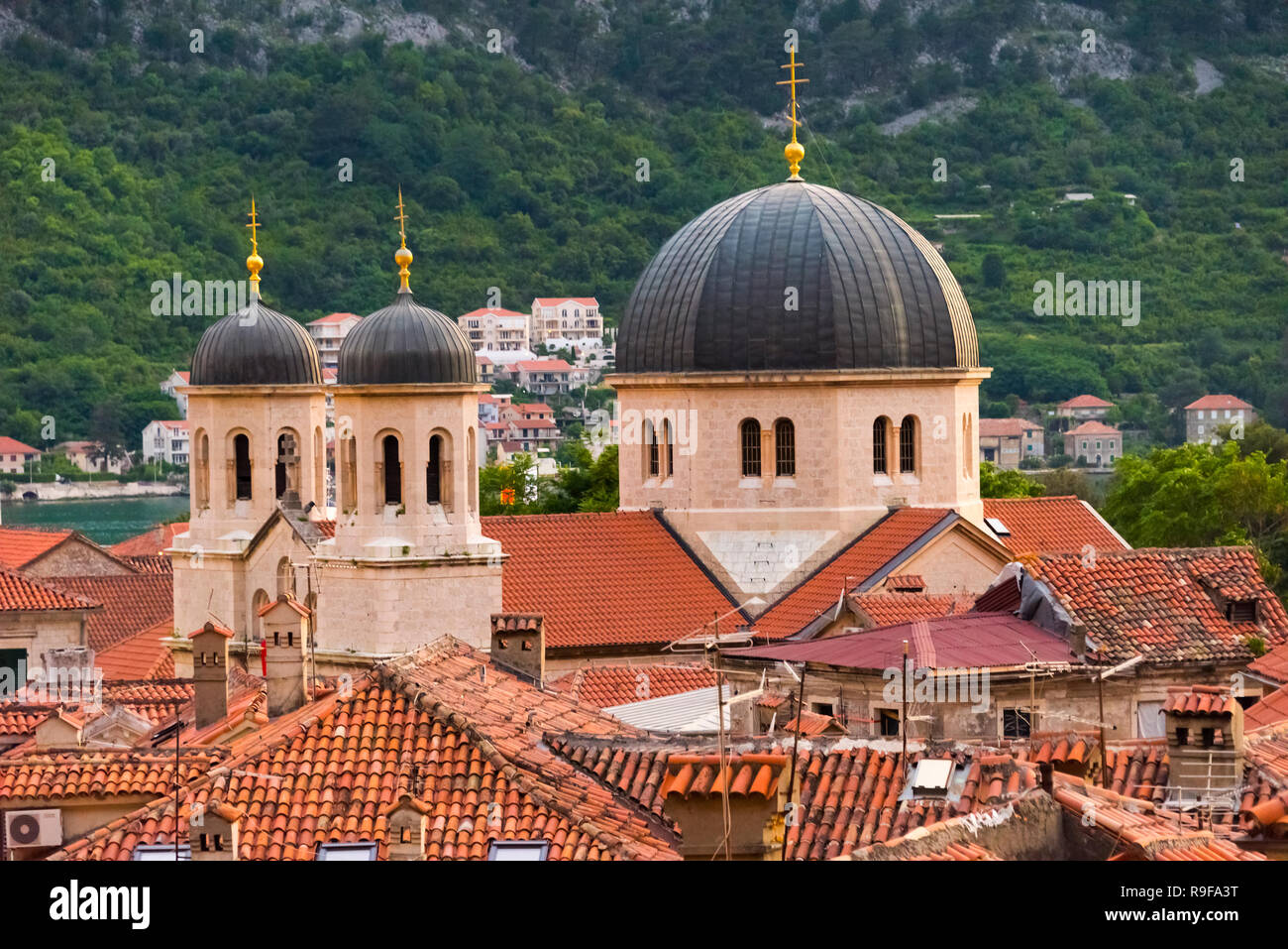 La Iglesia Ortodoxa de San Nicolás y casas de techo rojo, Kotor, Montenegro Foto de stock