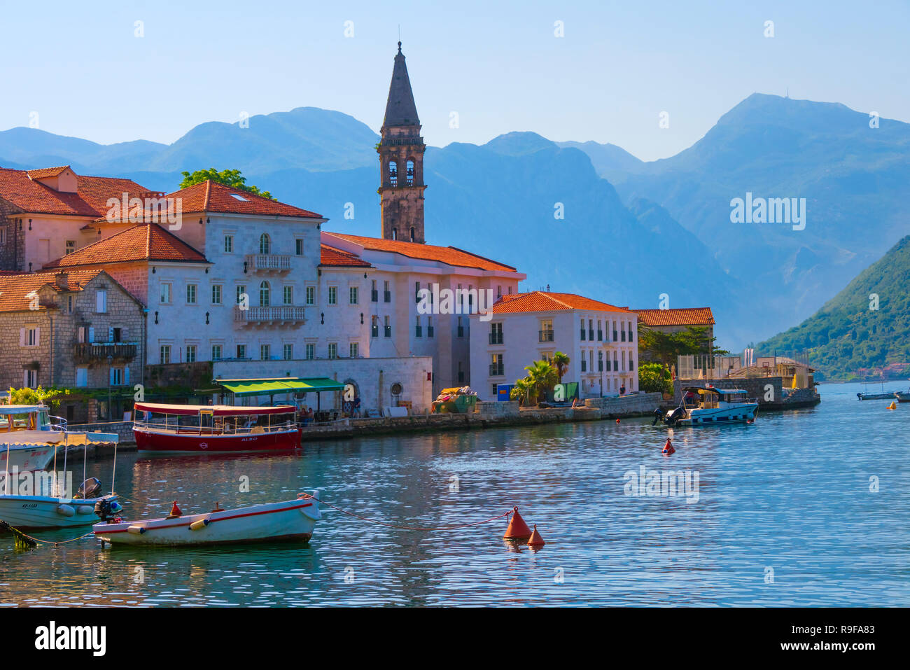 La torre de la iglesia y casas en la costa del Adriático, Perast, Montenegro Foto de stock