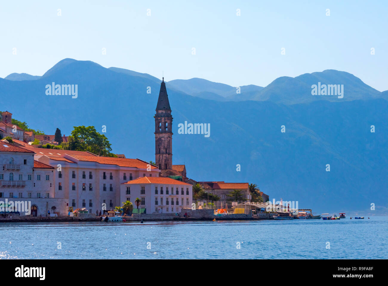La torre de la iglesia y casas en la costa del Adriático, Perast, Montenegro Foto de stock