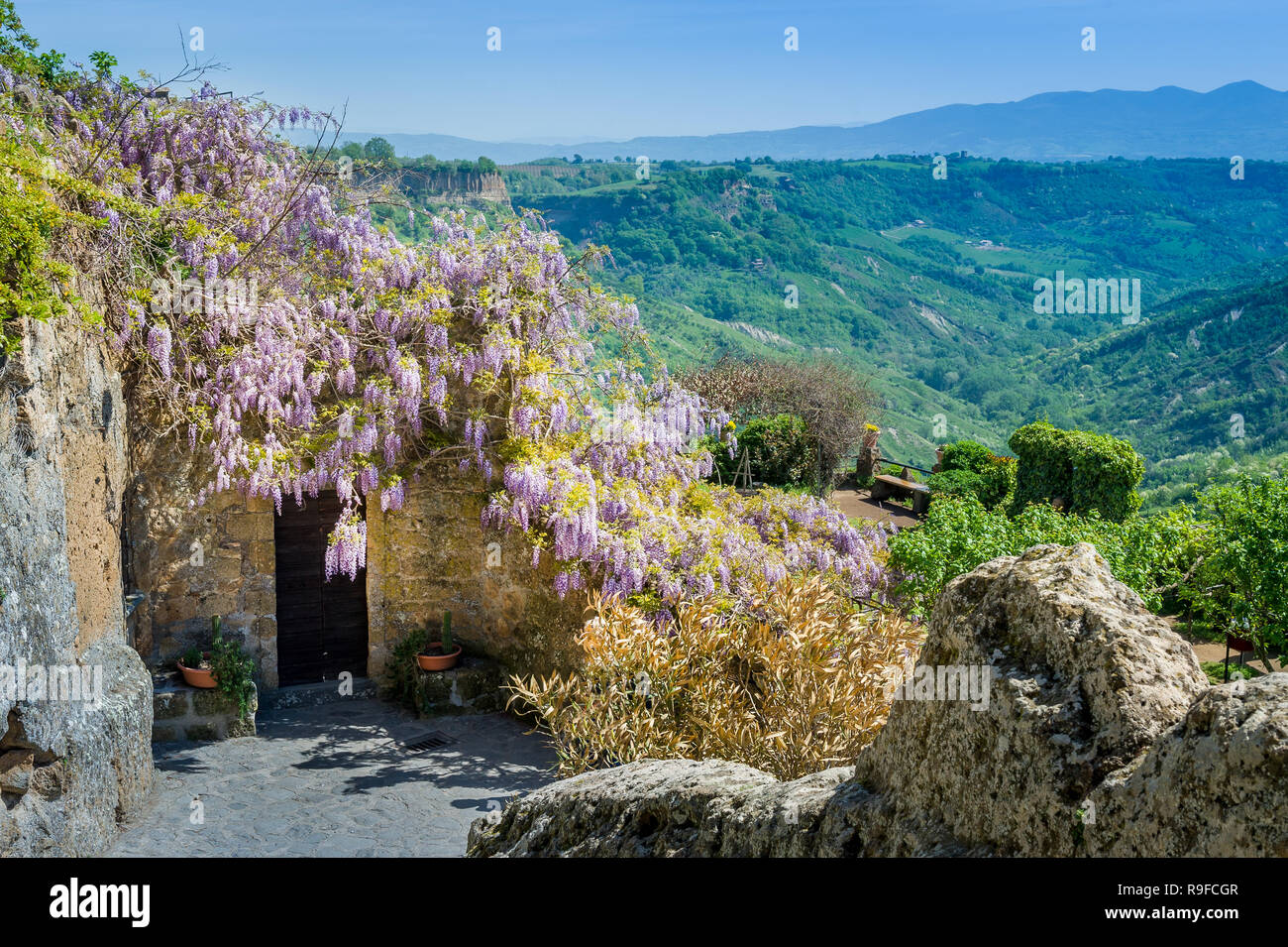 Paredes decoradas con flores fotografías e imágenes de alta resolución -  Alamy