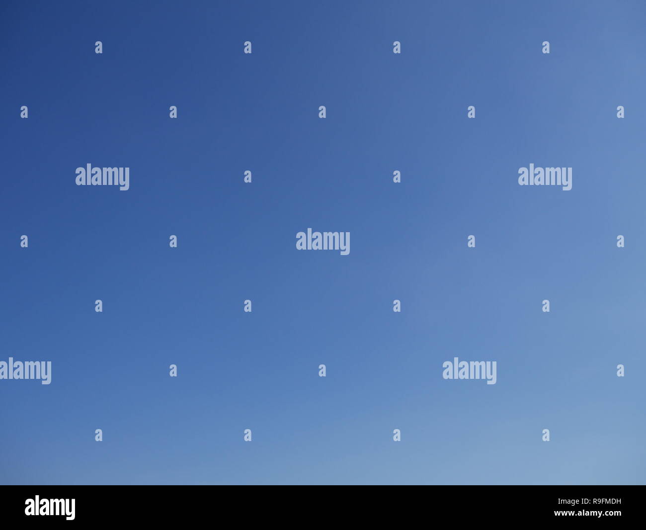 El azul claro del cielo sin nubes Foto de stock