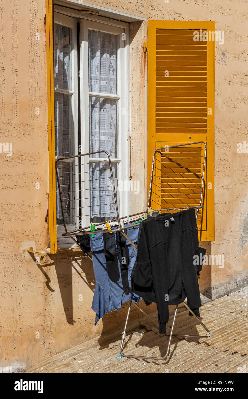 Servicio de lavandería en el perchero Foto de stock