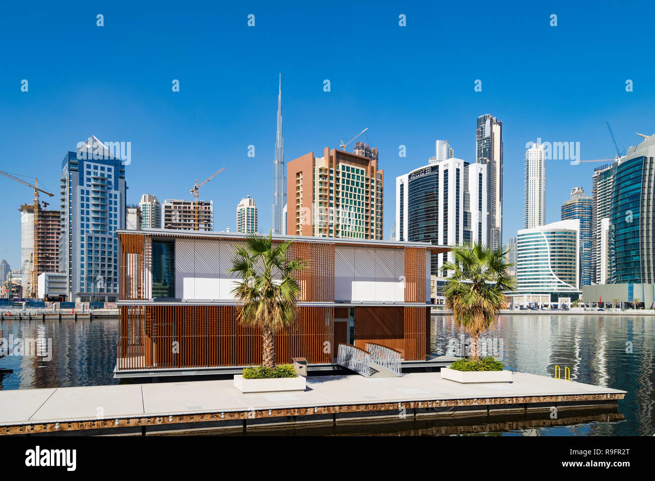 Horizonte moderna y nuevas villas flotantes sobre el arroyo en la Bahía de Negocios en Dubai, Emiratos Árabes Unidos. Foto de stock