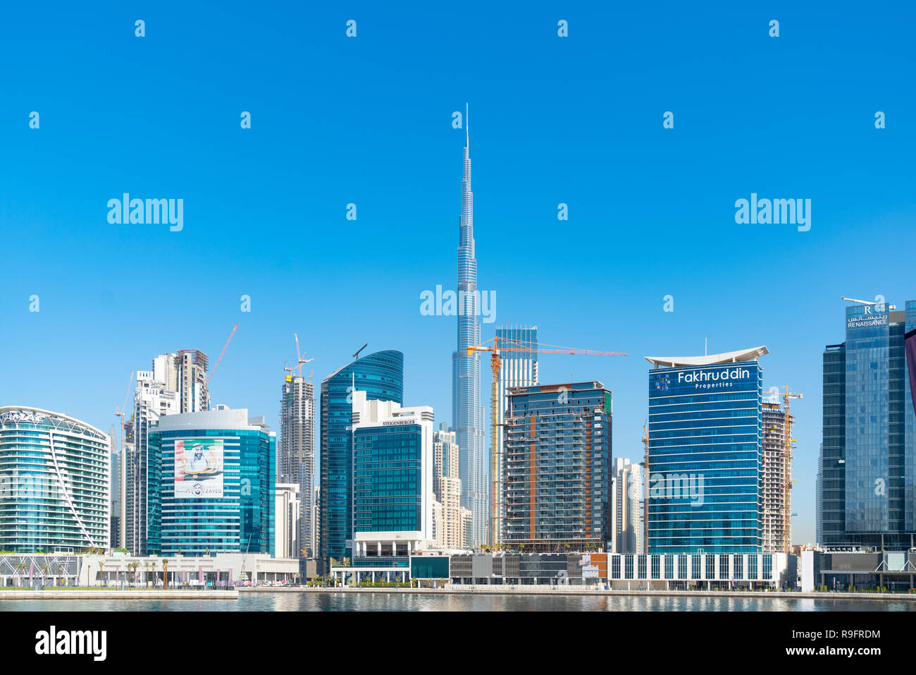 Vista diurna de modernos rascacielos de Business Bay y el Arroyo waterway en Dubai, Emiratos Árabes Unidos. Foto de stock