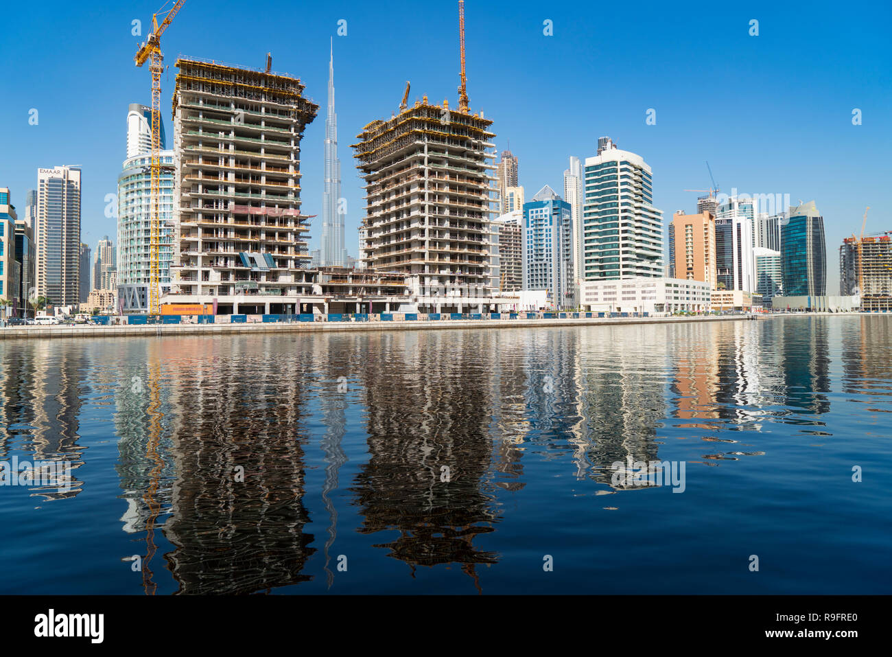 Vista diurna de modernos rascacielos de Business Bay y el Arroyo waterway en Dubai, Emiratos Árabes Unidos. Foto de stock