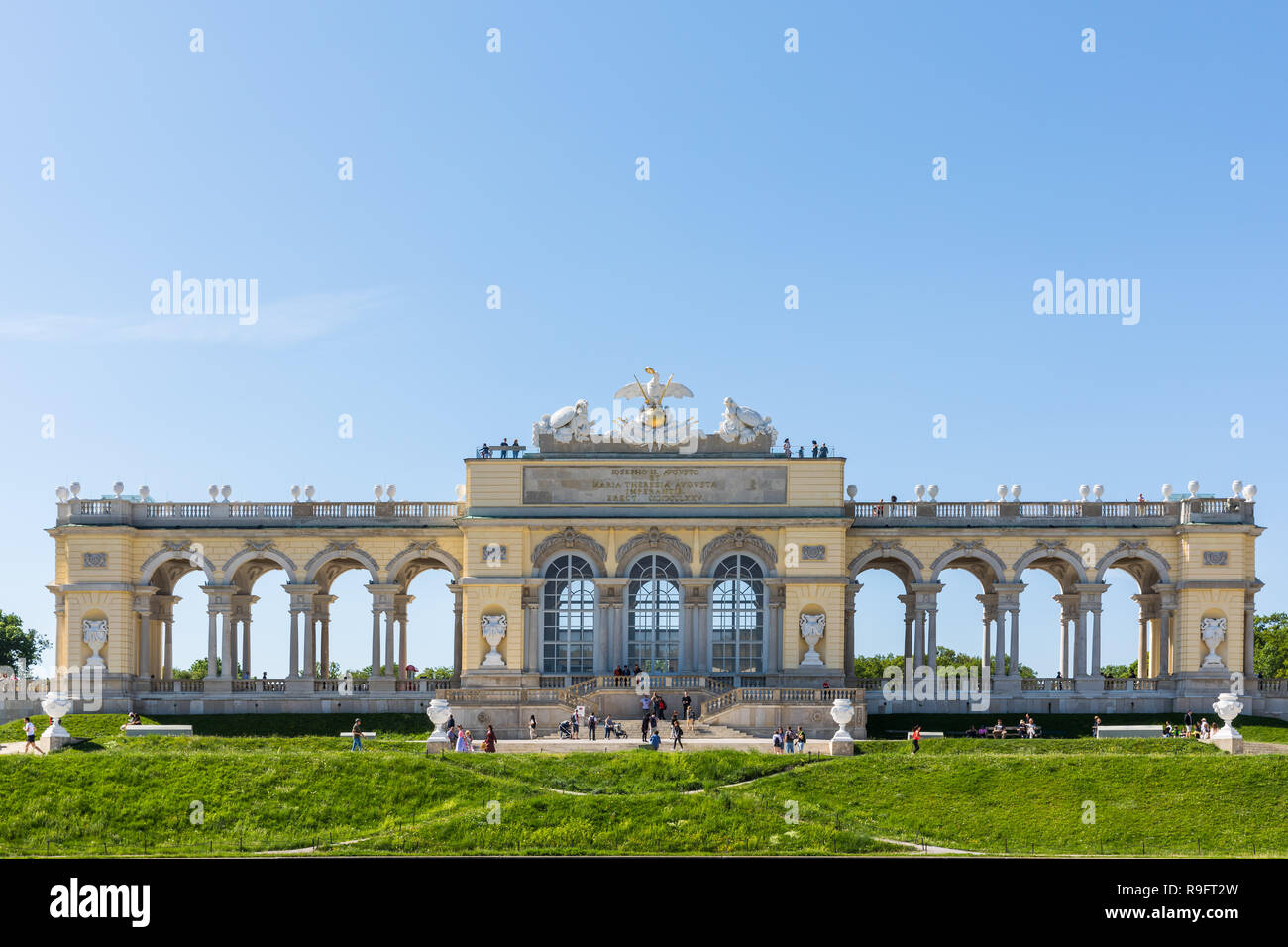 Schönbrunn Palace con los jardines con la fuente de Neptuno y el Glorietter fue la principal residencia de verano de los Habsburgo, gobernantes, se encuentra i Foto de stock