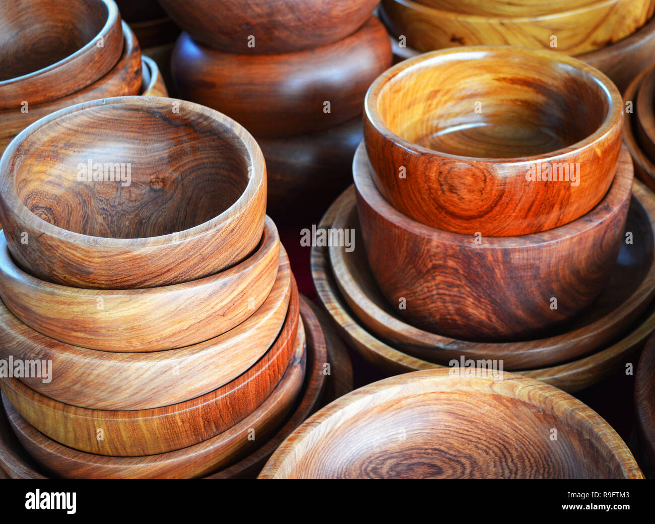 Artesanías en madera cuencos de madera artesanales - Enfoque selectivo  Fotografía de stock - Alamy