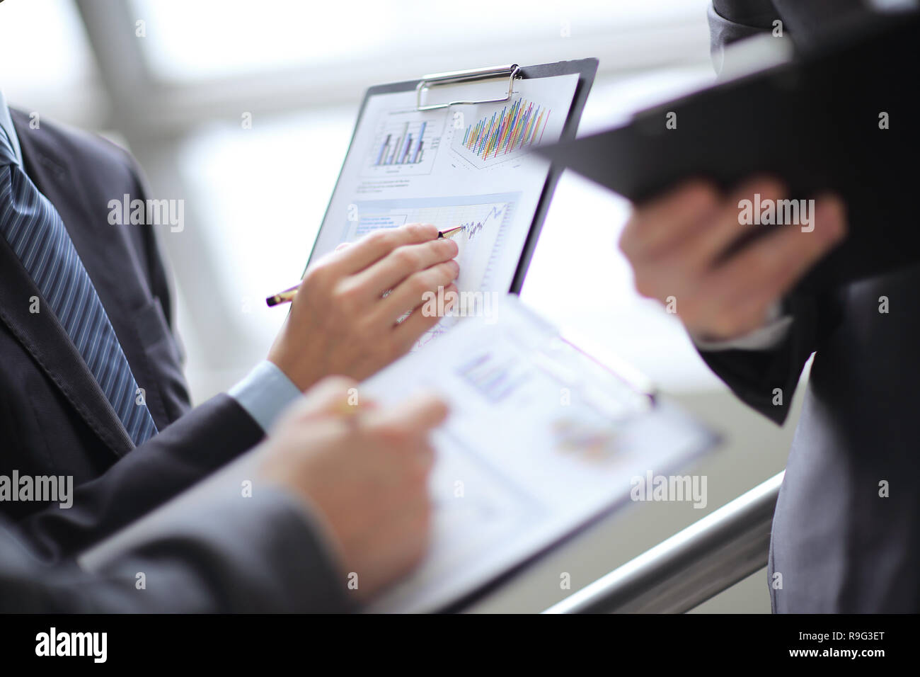 Cerrar el empresario trabajando con datos gráficos en Office Foto de stock